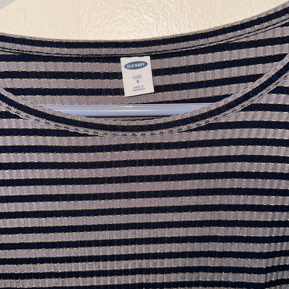 Flowing stretchy Old navy top! - Picture 4 of 4